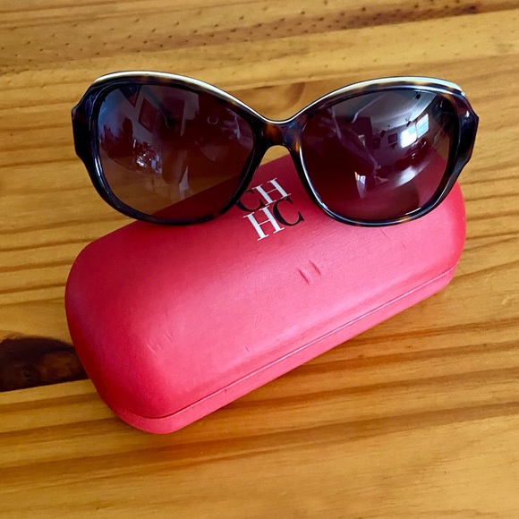 Carolina Herrera Oversized Sunglasses She539 in Tortoise with White Trim - Picture 2 of 11